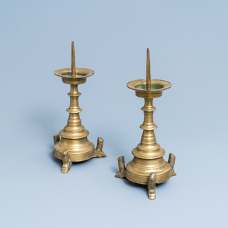 Une paire de bougeoirs en bronze, Flandres ou Pays-Bas, 16ème
