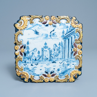 Een polychrome Delftse plaquette met een valkenjacht op reigers, 18e eeuw