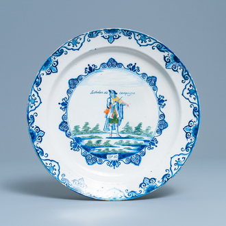 Een polychrome Delftse schotel met een violist, 1e helft 18e eeuw