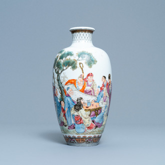 Een Chinese famille rose vaas met wijsgeren en dienaars, Qianlong merk, Republiek