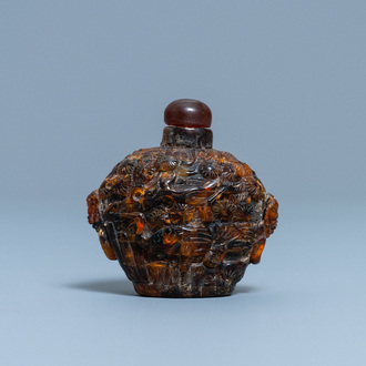 Een Chinese snuiffles in amber, 19e eeuw