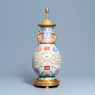Een Chinese famille rose vaas met trigrammen op verguld bronzen lampvoet, Yongzheng merk, Republiek