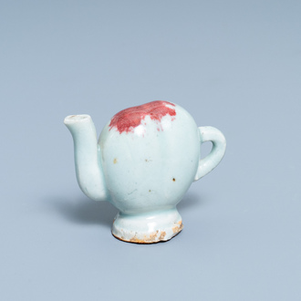 Een Chinese miniatuur cadogan perzikvormige theepot met junyao glazuur, Kangxi/Qianlong
