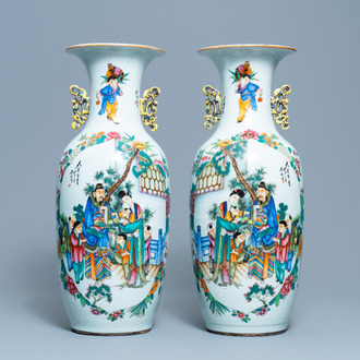 Een paar Chinese famille rose vazen met tweezijdig decor, 19/20e eeuw