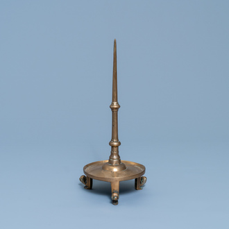 Un bougeoir en bronze, Pays-Bas ou Flandres, 14/15ème