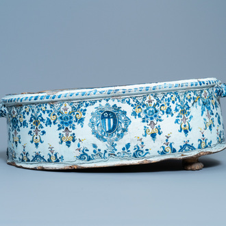 Een groot oval bassin in polychrome Franse faïence met wapendecor, Rouen of Parijs, 18e eeuw