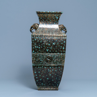 Een Chinese vaas met imitatie-bronzen glazuur, Qianlong merk, Republiek