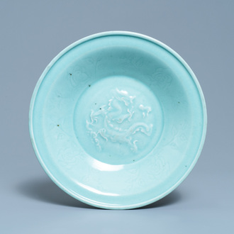Een Chinese celadon 'draken' schotel, 19e eeuw