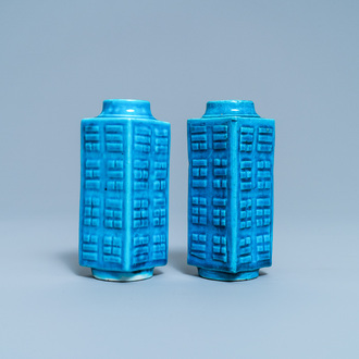 Een paar Chinese monochrome turquoise 'cong' vazen met reliëfdecor van trigrammen, 19e eeuw