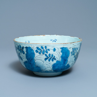 Un bol en faïence de Delft en bleu et blanc daté 1684, Angleterre