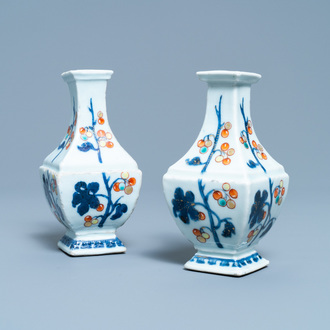 Een paar Chinese 'Pronk studio' vaasjes, Qianlong