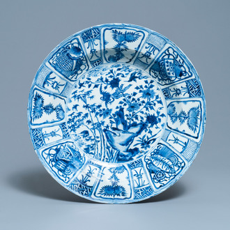 Een zeer grote Chinese blauw-witte kraakporseleinen schotel met feniksen, Wanli