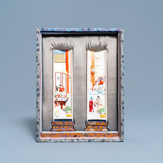 Een paar Chinese polychrome gesculpteerde polssteunen in presentatiedoos, Republiek