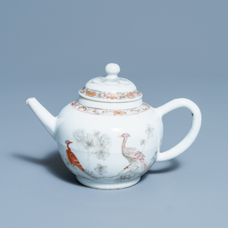 Een Chinese grisaille en ijzerrode theepot met fijn decor van pauwen, Yongzheng/Qianlong