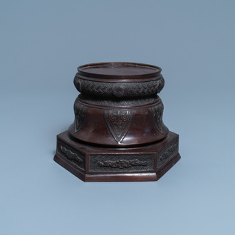 Een fraaie Japanse bronzen sokkel voor een vaas, Meiji, 19e eeuw
