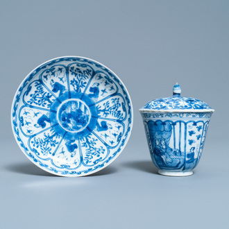 Een Chinese blauw-witte dekselkop en schotel voor de Franse markt, Kangxi