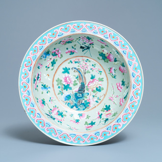Een grote Chinese famille rose kom met celadon fondkleur, 19e eeuw