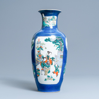 Een Chinese famille verte vaas met poederblauwe fondkleur, 19e eeuw