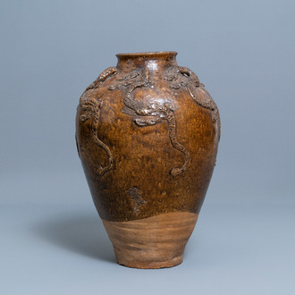 Een grote Chinese bruin-geglazuurde martavaan met reliëfdecor van draken, Qing