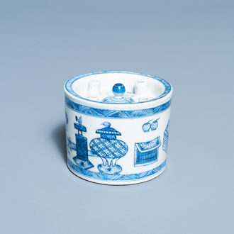 Een Chinese blauw-witte inktpot met decor van antiquiteiten, Kangxi