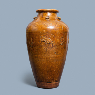 Een grote Chinese bruin-geglazuurde martavaan met ingekrast en opgelegd decor, Qing