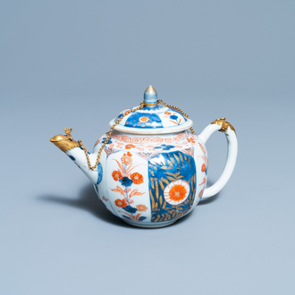Een Chinese Imari-stijl theepot met vergulde montuur, Kangxi