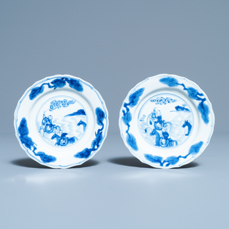 Een paar Chinese blauw-witte bordjes met jongens te paard, Kangxi