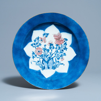 Een Chinese blauw-witte en koperrode schotel met poederblauwe fondkleur, Kangxi