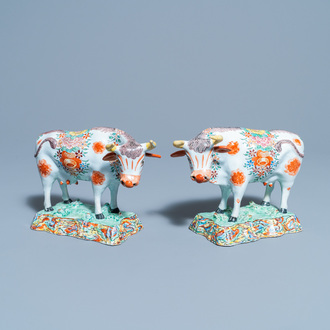 Een paar polychrome Delftse petit feu en vergulde modellen van koeien, 1e helft 18e eeuw