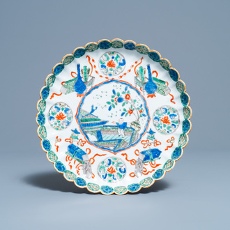Een gelobde Chinese famille verte schotel met een zotje, Kangxi