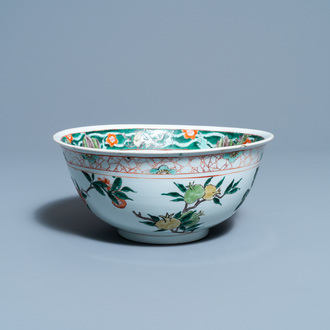 Een Chinese famille verte kom met bloemen en fruit, Kangxi
