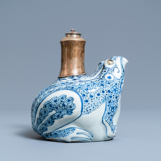 Een Chinese met zilver gemonteerde blauw-witte kendi in de vorm van een kikker, Wanli