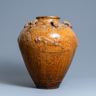 Een grote Chinese bruin-geglazuurde martavaan met reliëfdecor van boeddhistische leeuwen, Ming