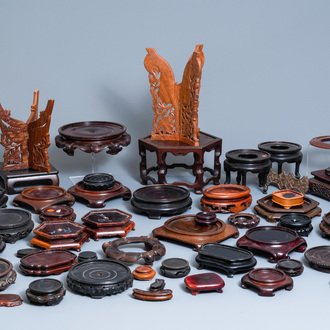 Een gevarieerd lot van ca. 50 Chinese gesculpteerde houten sokkels, 19/20e eeuw