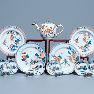 Vier Chinese Imari-stijl borden, een grote theepot en zes koppen en schotels, Kangxi/Qianlong