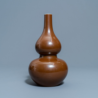 Een Chinese monochrome bruine kalebasvaas, Qianlong merk, 18/19e eeuw