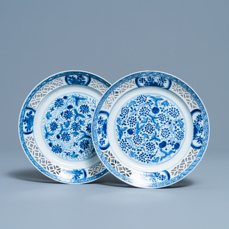 Een paar Chinese blauw-witte borden met opengewerkte rand, Kangxi