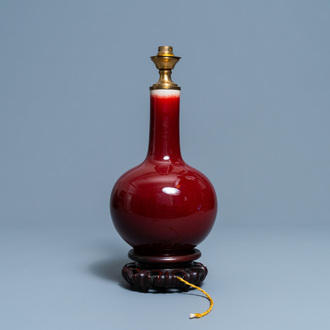 Een Chinese flesvormige monochrome sang-de-boeuf vaas tot lamp gemonteerd, 19/20e eeuw