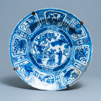 Een zeer grote Chinese blauw-witte kraakporseleinen schotel met een dame en haar dienaar, Wanli