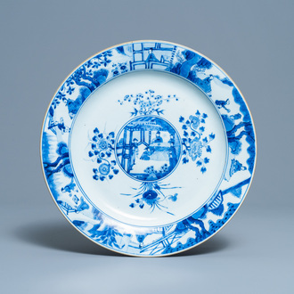 Een Chinese blauw-witte schotel met verhoogde ziel, Kangxi