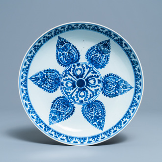 Een Chinese blauw-witte schotel voor de islamitische markt, Kangxi