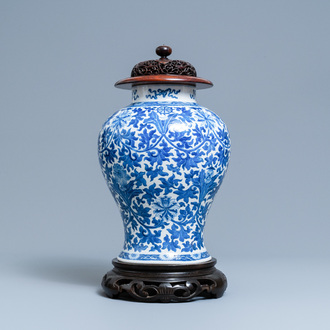 Een Chinese blauw-witte vaas met lotusslingers, 19e eeuw