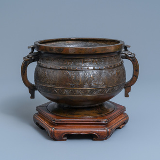 Een grote Chinese bronzen 'Gui' voorraadpot op hardhouten sokkel, Yuan