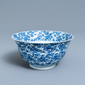 Een Chinese blauw-witte gemouleerde kom met floraal decor, Kangxi
