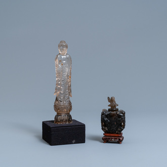 Een Chinese figuur van Boeddha en een dekselvaasje in bergkristal, 19/20e eeuw