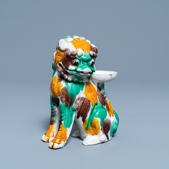 Een Chinese sancai biscuit wierookstokhouder in de vorm van een boeddhistische leeuw, Kangxi