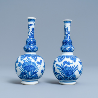 Een paar Chinese blauw-witte knobbelvazen, Kangxi