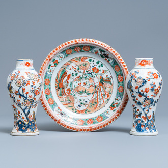 Een Chinese famille verte schotel en een paar Imari-stijl vaasjes met reliëfdecor, Kangxi