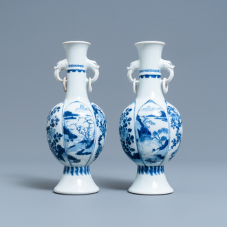 Een paar Chinese blauw-witte vazen met olifantenoren, Kangxi