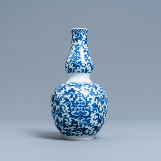 Een Chinese blauw-witte kalebasvaas, Kangxi